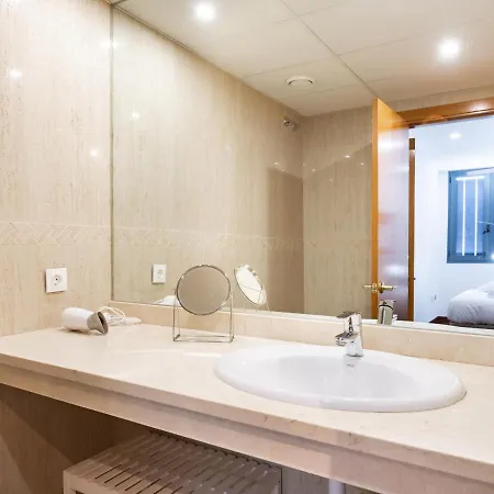 Live Cruz Tower Apartment *