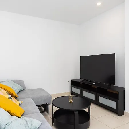 Live Cruz Tower Apartment *